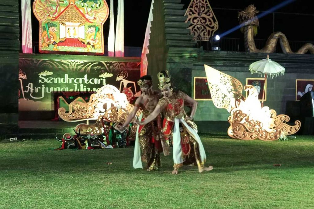 Lakon Arjuna dan Suprabha saat mempertunjukkan kelihaiannya menari. (dik) - Disparta Batu Pilih Feliga dan Pradya sebagai Pelakon Arjuna Suprabha