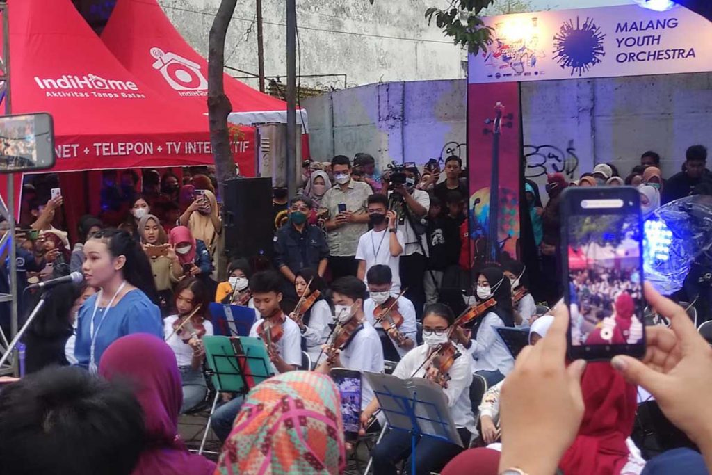 Malang Youth Orchestra, turut memeriahkan HUT ke-108 Kota Malang. (bim) - Warga dan Komunitas Tumplek Blek Bangkit dan Bersinar Rayakan Malang 108