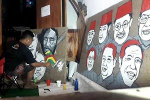 Manfaatkan Limbah Karung Goni Sebagai Media Lukis