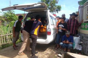 Mayat Wurlin dimasukkan ke dalam mobil ambulan. (ws6) - Nenek di Dusun Menggisari Meninggal, Cucu Bersimbah Darah