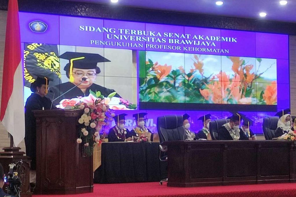 Menteri LHK Siti Nurbaya Bakar saat membacakan pidato pengukuhan. (rhd) - Universitas Brawijaya Kukuhkan Menteri LHK Siti Nurbaya Bakar Jadi Profesor Kehormatan