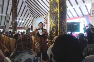 Menteri Sosial Tri Rismaharini saat menyampaikan materi. (ws6) - Risma Berharap KPM Tidak Lagi Menerima Bansos, Tapi Pelatihan Usaha