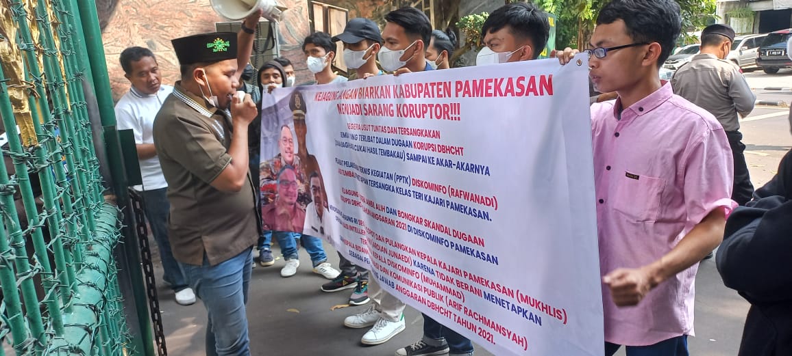 Minta Ambil Alih Kasus Korupsi DBHCHTI 2021 - Pamekasan Progress Demo Kejagung