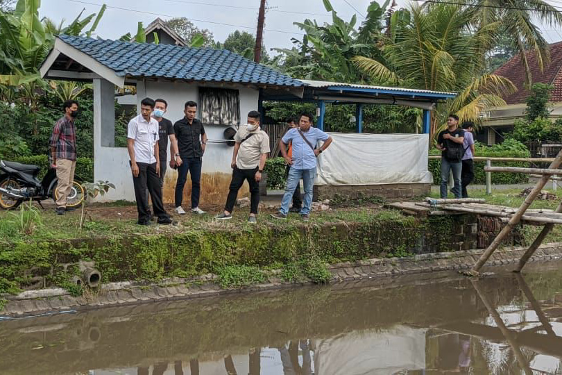 Olah TKP oleh pihak kepolisian. (Ist) - Penemuan Mayat di Sungai Molek, Polisi Sudah Mencurigai Tersangka Pelaku