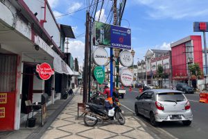 Papan reklame di titik koridor Kayutangan Heritage, terpasang terlalu rendah. (bim) - Reklame Terlalu Rendah, Kurangi Kenyamanan dan Keindahan Kayutangan Heritage