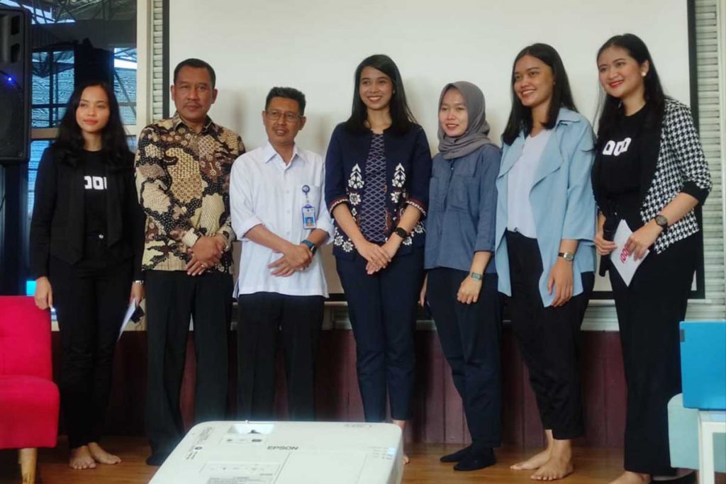 Para pemateri, jajaran Kominfo Jatim, dan perwakilan universitas/politeknik. (rhd) - Ecosystem Connect-Hub 9 Jatim Bidik Mahasiswa Kembangkan Usaha Berbasis Startup Digital