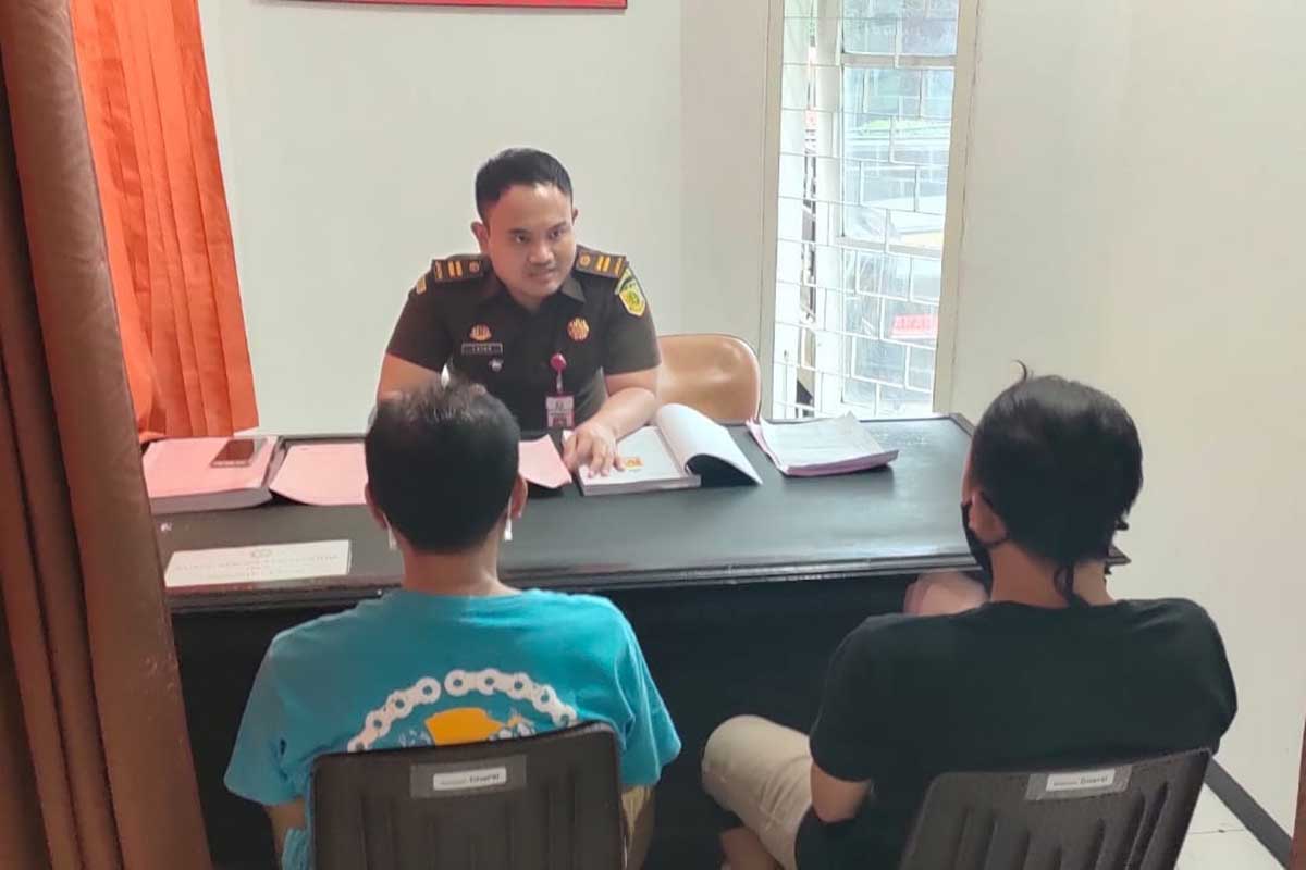 Para tersangka saat berada di Kejari Batu. (ist) - Kejari Batu Serahkan Tsk dan BB Perkara Penyalahgunaan Gas Bersubsidi