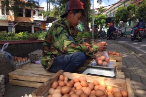 Pedagang telur di pertigaan Jl. Diran Batu. (dik) - Harga Telur Ayam Tembus 28 Ribu Per Kilogram