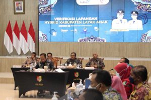 Pelaksanaan Verifikasi Lapangan Hybrid (VLH) evaluasi KLA Kabupaten Jember di Pendopo Wahyawibawagraha. (yas) - Pemkab Jember Verifikasi Lapangan Hybrid Kabupaten Layak Anak