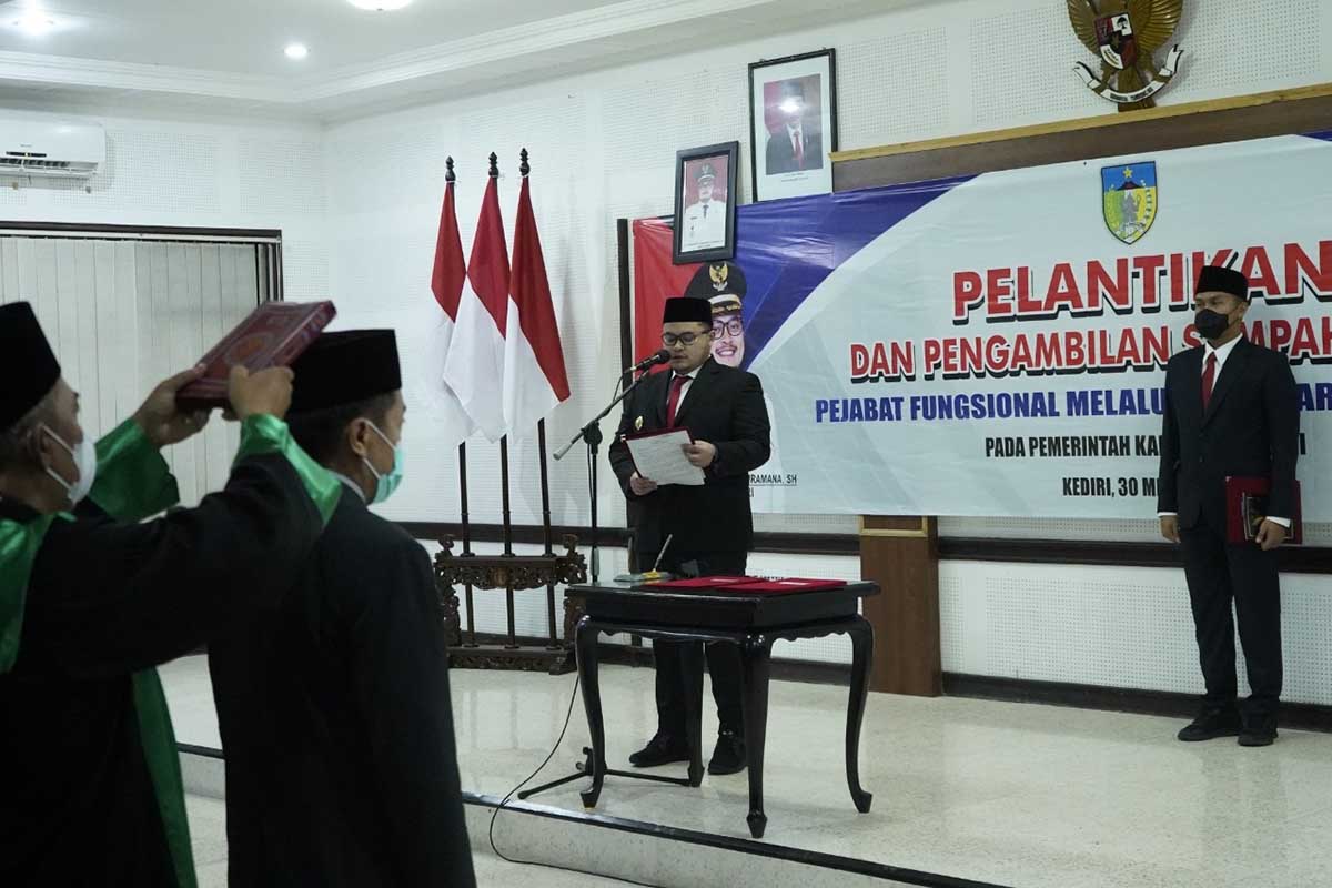Pelantikan dan pengambilan sumpah atau janji pejabat fungsional melalui penyetaraan jabatan pada Pemerintah Kabupaten Kediri, Senin 30 Mei 2022. (Memo X/mam) - Mas Dhito Buka Lebar Kompetisi Promosi Jabatan Bagi ASN