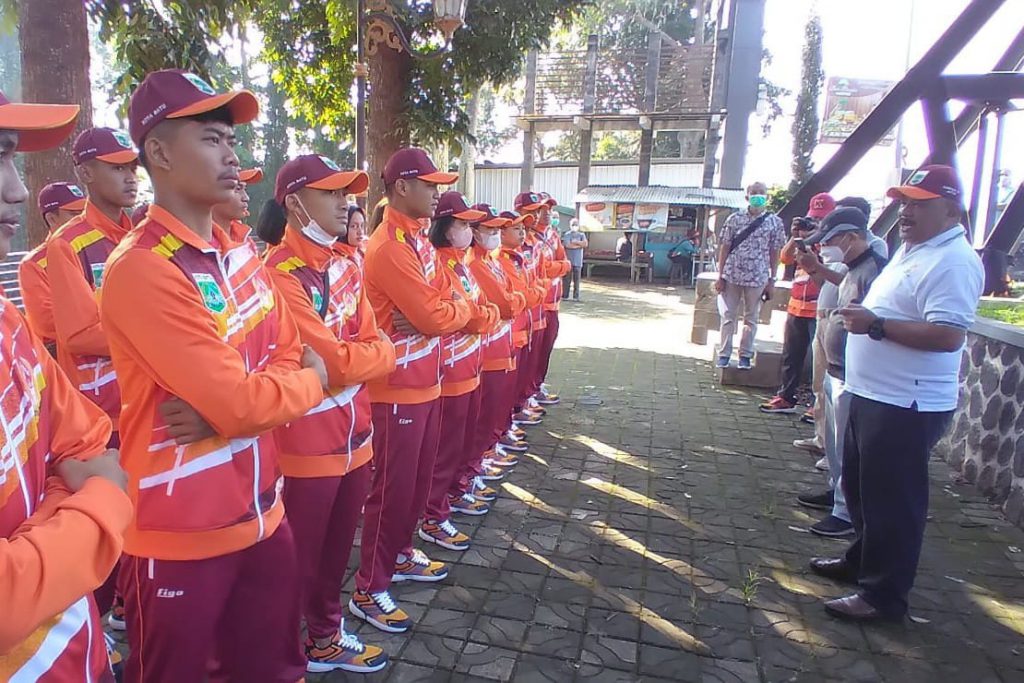 Pelepasan tim drumband dan Wushu Kota Batu untuk Porprov Jatim VII. (ist) - Sepenggal Cerita, Kontingen Drumband Kota Batu Dilepas Haru Kakek Sukardi