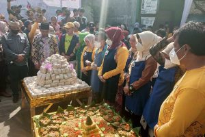 Pembacaan doa dalam rangkaian festival Beji Kampung Tempe. (dik) - Festival Beji Kampung Tempe, Perkuat Wisata Edukasi dan UMKM Tempe