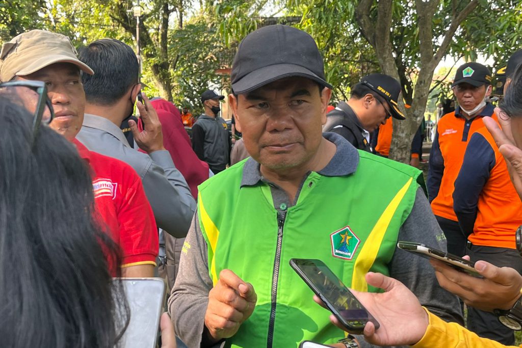 Pembina Kader Lingkungan Kota Malang, Wasto, saat menjawab pertanyaan awak media. (bim) - Peringati Hari Lingkungan Sedunia, Kepedulian Harus Diaplikasikan di Kehidupan Sehari-hari