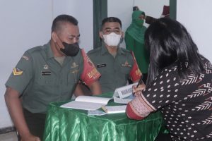 Pemeriksaan kesehatan personel TNI, PNS dan Persit Kodim 0833. (ist) - Posbindu Kodim 0833 Periksa PTM Personel TNI, PNS dan Persit