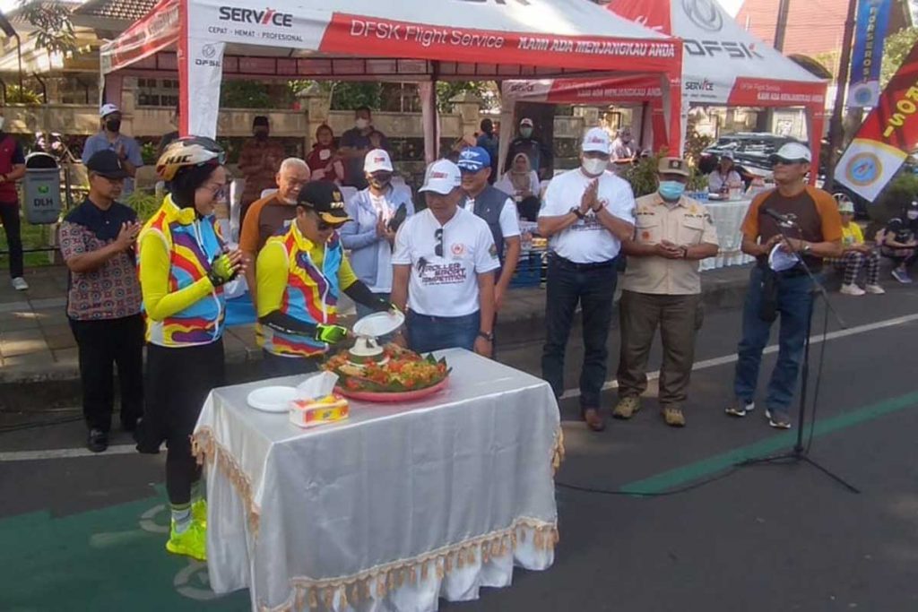 Pemotongan tumpeng menandai Kejuaraan Sepatu Roda Roller Sport Competition se-Jawa Timur, dimulai. (ws6) - PERSEROSI Kota Malang Targetkan Empat Medali Emas di Porprov