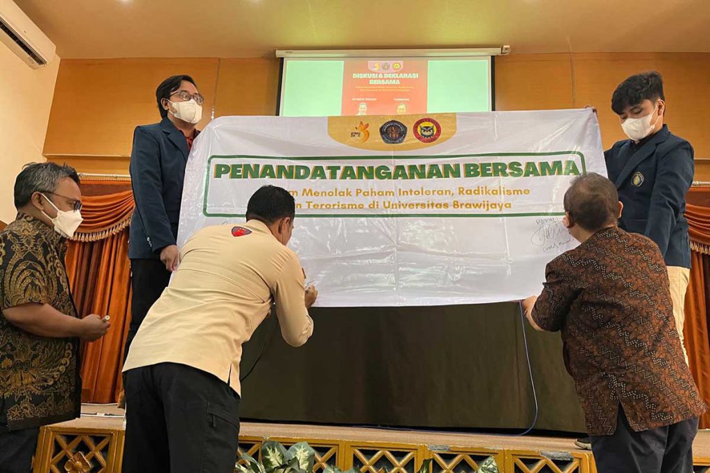 Penandatangan anti radikalisme oleh berbagai elemen di UB dan juga organisasi kepemudaan dan masyarakat. (bim) - Densus 88 Usulkan Mata Kuliah Anti Radikalisme