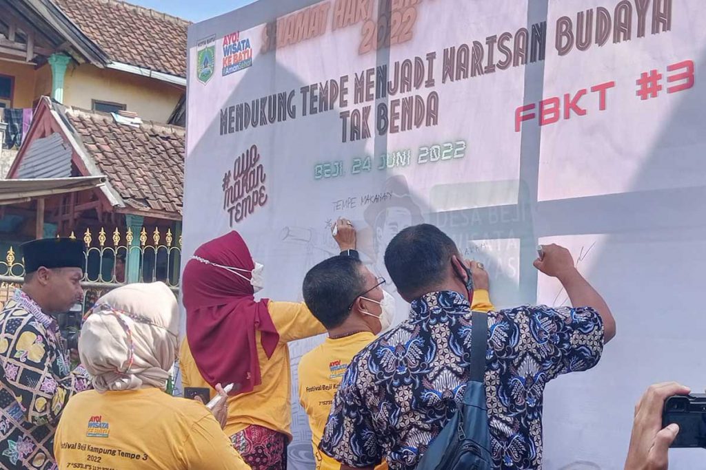 Penandatanganan Deklarasi bersama gemar makan tempe. (dik) - Festival Beji Kampung Tempe, Perkuat Wisata Edukasi dan UMKM Tempe