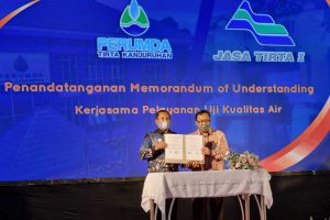 Penandatanganan MoU Perumda Tirta Kanjuruhan dan Perum Jasa Tirta I. (ist) - Perum Jasa Tirta I Dampingi Pengujian Laboratorium Air Perumda Tirta Kanjuruhan