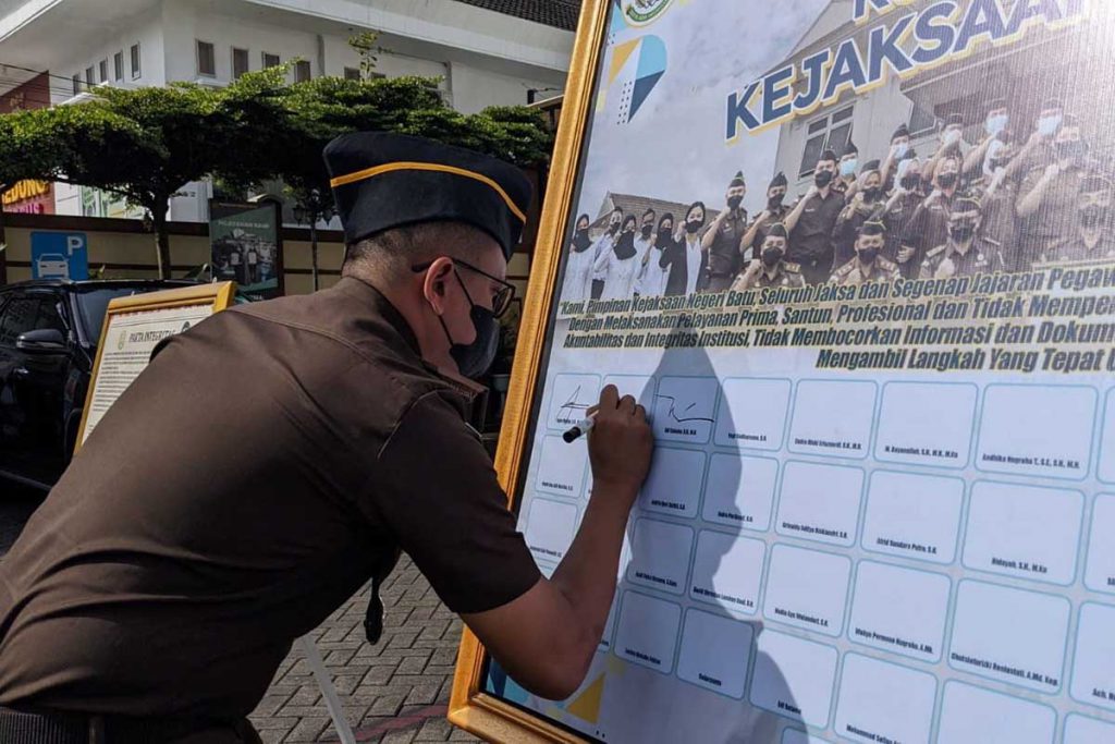 Penandatanganan komitmen bersama WBK WBBM. (ist) - Apel Penandatanganan Komitmen, Tiga Pegawai Kejari Batu Terima Reward