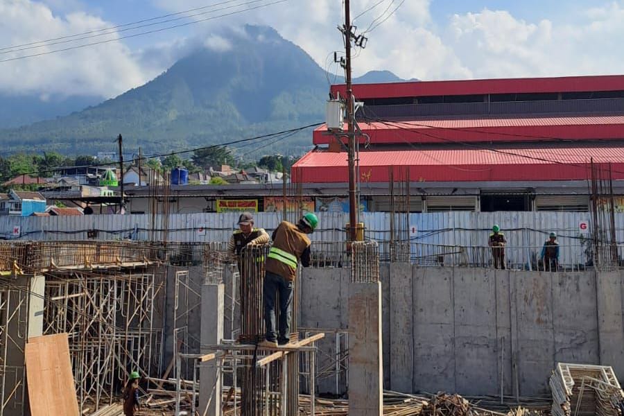 Pengerjaan proyek pasar induk Batu. (dik) - Pemkot Batu Segera Studi Banding Pengelolaan Pasar