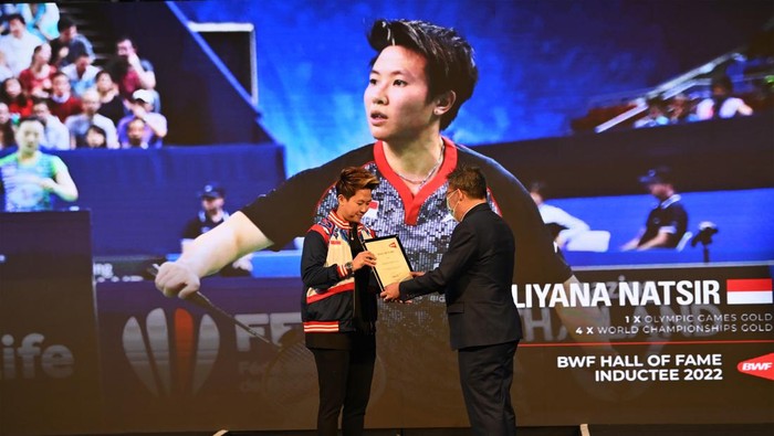 Penghargaan Hall of Fame Liliyana Natsir. (ist) - Liliyana Natsir Masuk BWF Hall of Fame