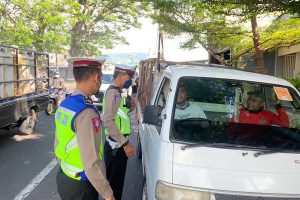 Penyekatan lalulintas hewan ternak di pos pertigaan Pendem. (ist) - Satlantas Polres Batu Lakukan Penyekatan Lalu Lintas Ternak di Simpang 3 Pendem