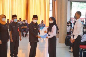 Penyerahan Keputusan PPPK Guru Tahap II Formasi 2021 pada perwakilan. (wul) - Walikota Malang Angkat 344 PPPK Guru Tahap II