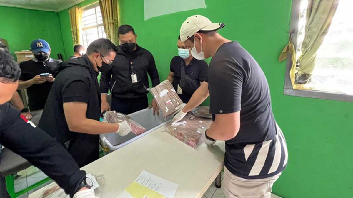 Penyitaan uang tunai dari markas Khilafatul Muslimin. (ist) - Polisi Sita Uang Miliaran Rupiah dari Markas Khilafatul Muslimin