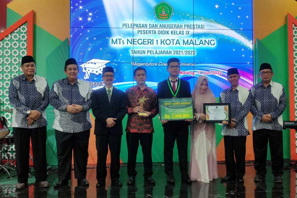 Peraih Prestasi Terbaik MTsN 1 Kota Malang bersama orang tua, jajaran pimpinan MTsN 1 dan Kemenag. (rhd) - Haru dan Bahagia, MTsN 1 Kota Malang Lepas 379 Siswa Kelas IX - Turut menyumbang 1.623 prestasi tahun pelajaran 2021/2022