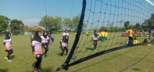 Pertandingan bola voli di lapangan SMP Negeri 4 Banjardowo Jombang. (pul) - O2SN Jaring Atlet dari SMP Negeri