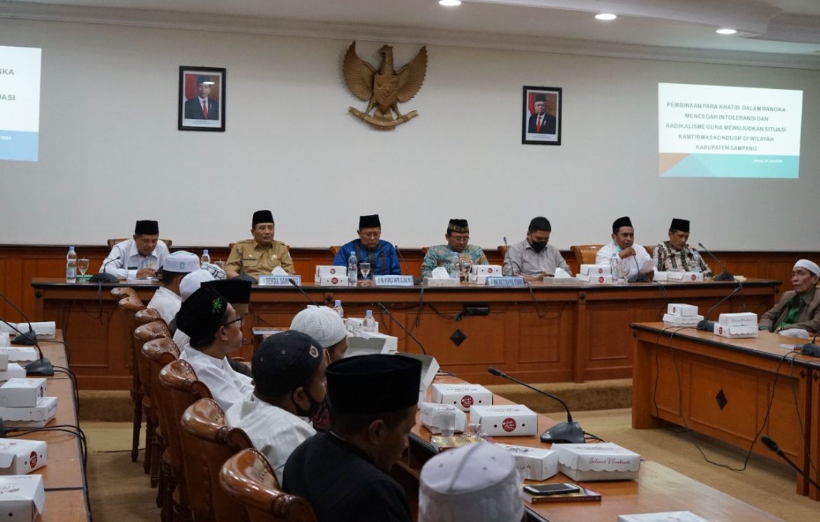 Pertemuan jajaran Direktorat Pencegahan Densus 88 Anti Teror Polri  dengan  para khatib di Aula Besar Pemkab Sampang - Cegah Sikap Intoleran, Densus 88 Anti Teror Bina Khatib dan Dai di Sampang