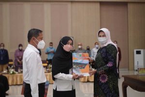 Perwakilan Tenaga PPPK menerima SK dari Wali Kota Batu. (ist) - BuDe Serahkan SK 34 Guru Jalur PPPK Tahap 2