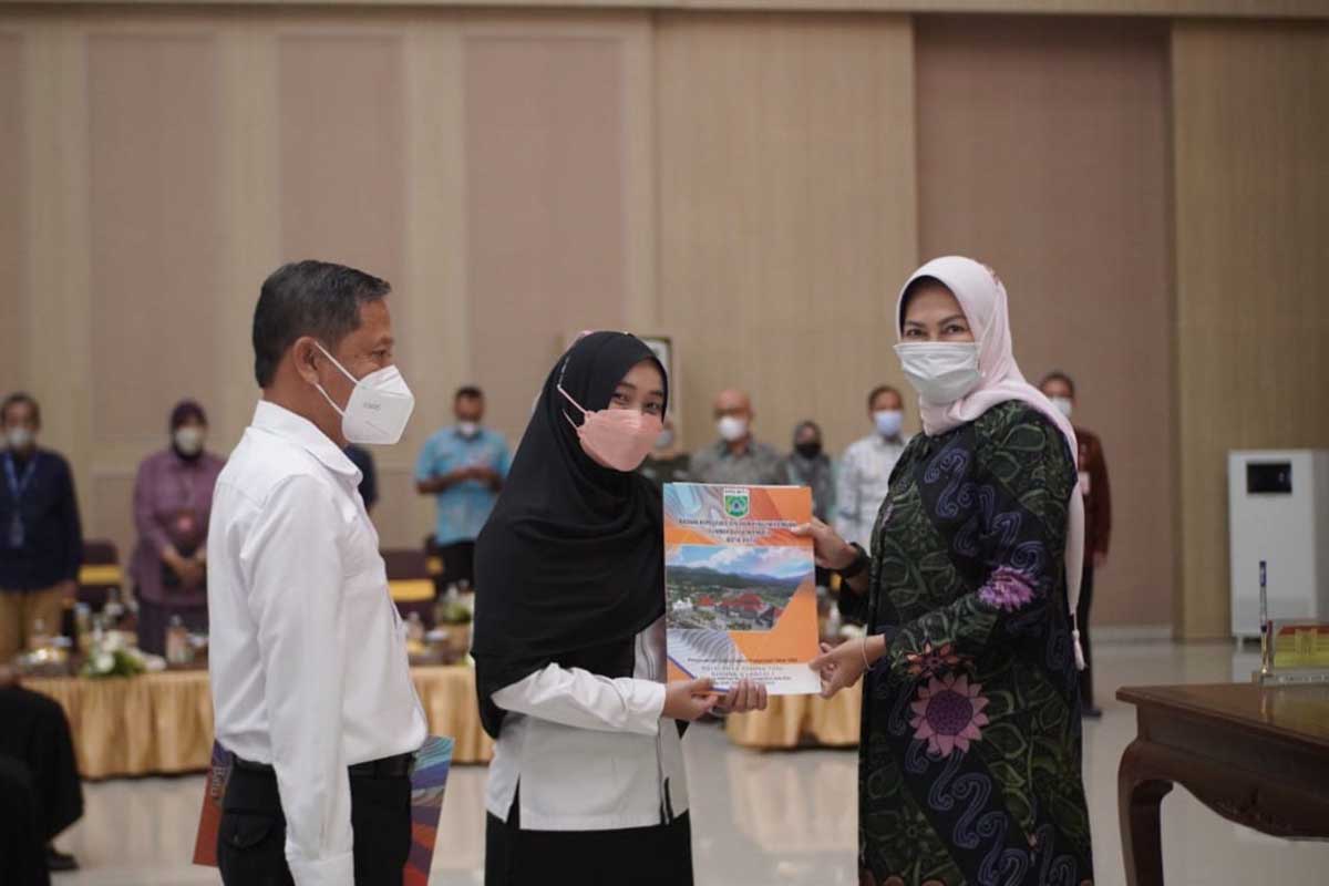 Perwakilan Tenaga PPPK menerima SK dari Wali Kota Batu. (ist) - BuDe Serahkan SK 34 Guru Jalur PPPK Tahap 2