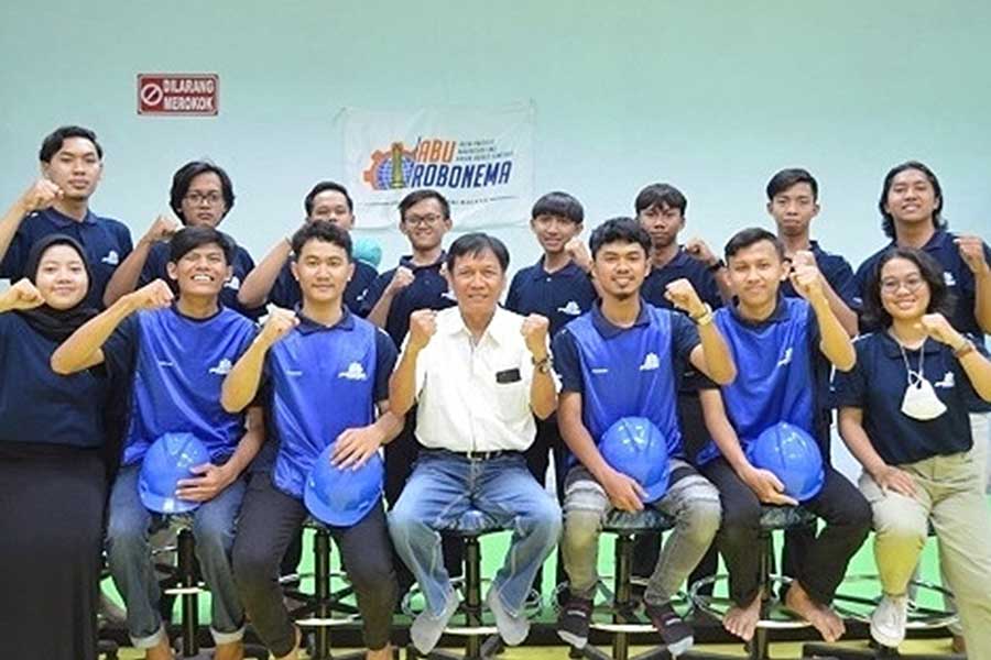 Perwakilan tim robot Polinema. (ist) - Lima Tim Robot Polinema Melaju KRI Nasional 2022