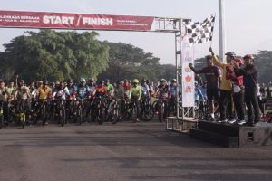 Peserta Fun Bike Bersama TNI-POLRI diberangkatkan. (ist) - Peringati HUT 76 Bhayangkara, Ribuan Peserta Ramaikan Fun Bike Bersama TNI-POLRI