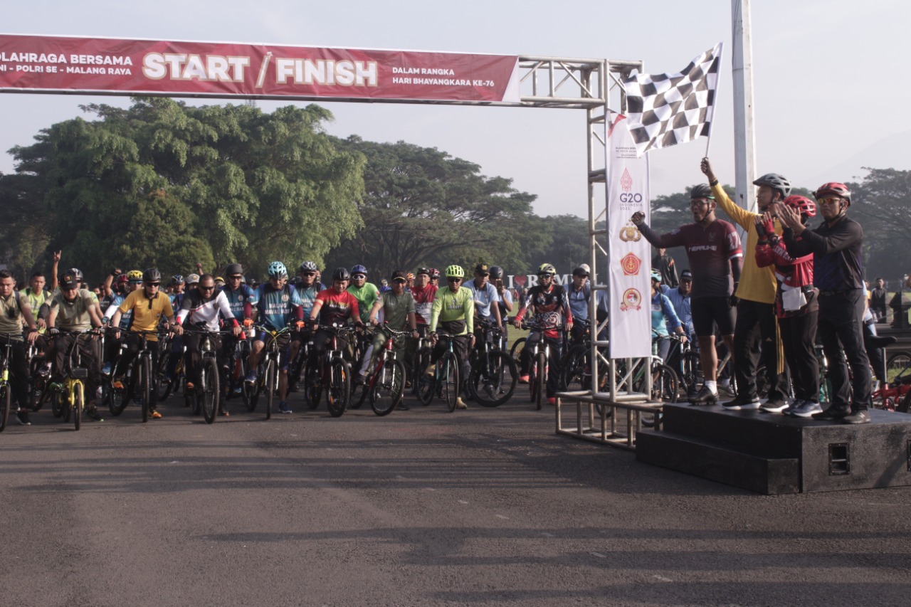 Peserta Fun Bike Bersama TNI-POLRI diberangkatkan. (ist) - Peringati HUT 76 Bhayangkara, Ribuan Peserta Ramaikan Fun Bike Bersama TNI-POLRI