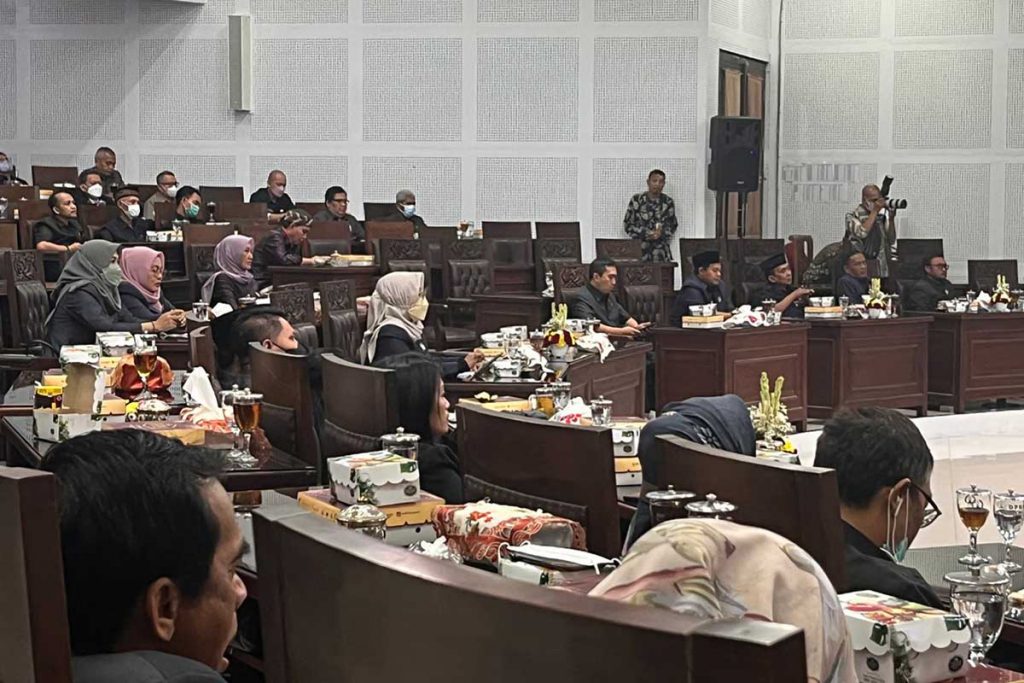 Peserta Rapat Paripurna DPRD Kota Malang menyimak penyampaian Ranperda tentang pertanggungjawaban pelaksanaan APBD 2021 Pemkot Malang. (bim) - Pemkot Malang Sampaikan Pertanggungjawaban Pelaksanaan APBD 2021 kepada DPRD