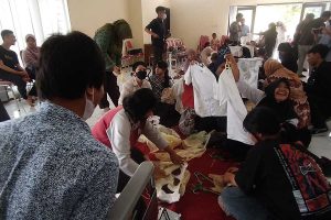 Peserta pelatihan saat membuka baju hasil Ecoprint setelah dikukus. (ws6) - Puluhan Disabilitas Diajarkan Teknik Pembuatan Batik Ecoprint dan Berwirausaha