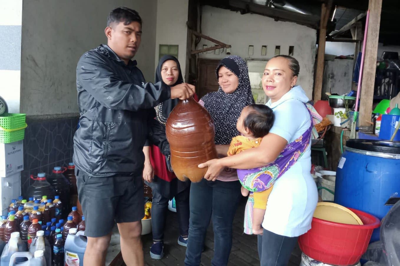 Peternak memperoleh bantuan obat alternatif untuk sembuhkan sapi yang terkena PKM. (dik) - Peternak Hadapi PMK, Dewan Siapkan Refocusing Anggaran