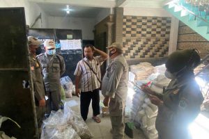 Petugas Satpol PP Kota Malang, dalam memberikan arahan dan penertiban terhadap pelaku usaha yang melanggar. (ist) - Tegakkan Perda, Satpol PP Kota Malang Tertibkan PKL Hingga Reklame Liar
