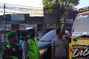 Petugas gabungan TNI-POLRI operasi penyekatan dan pengendalian, periksa truk pengangkut hewan ternak. (ist) - Antisipasi PMK, TNI-POLRI Operasi Penyekatan dan Pengendalian
