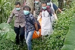 Petugas mengevakuasi jasad Budiono, warga Desa Banjarsari Kecamatan Selopuro Kabupaten Blitar korban gantung diri. (Memo X/fjr) - Pelaku Tindak Asusila Dibawah Umur Tewas Mengenaskan