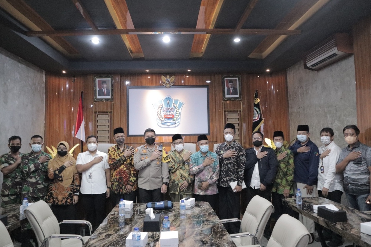 Polresta Malang Kota, Budi Hermanto, bersama peserta rakor penanganan PMK jelang Iduladha 2022. (ist) - Jelang Iduladha 2022, Polresta Malang Kota Gelar Rakor Penangangan PMK