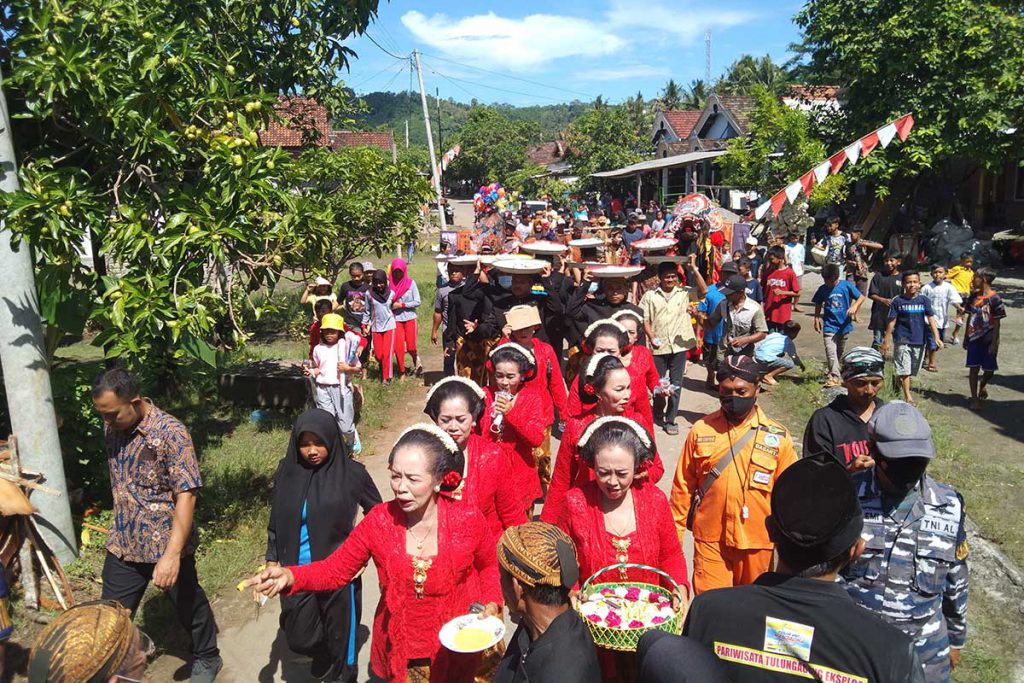 Prosesi labuh laut dilakukan oleh seluruh lapisan masyarakat Pantai Sine. (MemoX/jaz) - Labuh Laut Pantai Sine Wujud Rasa Syukur - Bupati Tulungagung Berharap Diselenggarakan Setiap Tahun