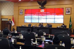 Rapat Paripurna penyampaian pandangan umum fraksi terhadap Raperda Pertanggungjawaban APBD Kota Blitar 2021 dan Raperda Pengarusutamaan Gender di gedung DPRD Kota Blitar, Senin (6/6/2022). (leh) - Rapat Paripurna DPRD Kota Blitar Terkait Pertanggungjawaban APBD 2021