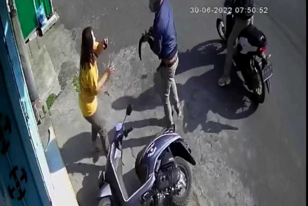 Rekaman CCTV tersangka menodong korban. (ist) - Gagal Menggasak Sepeda Motor, Tersangka Todongkan Sajam