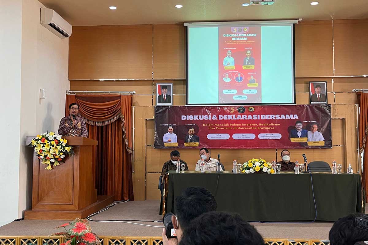 Rektor UB, Prof Widodo, saat memberikan sambutan pada awal kegiatan. (bim) - Kuatkan Upaya Preventif, UB Serukan Anti Radikalisme