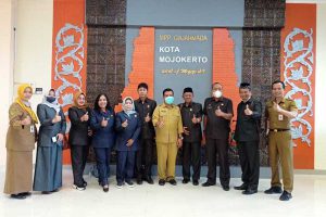 Rombongan Komisi A DPRD Kota Malang foto bersama di MPP Gajah Mada Kota Mojokerto. (Memo X/mrg) - MPP Gajah Mada Jadi Magnet Studi Tiru Daerah Lain
