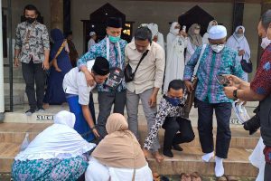 Saat jama'ah haji Kota Batu diberangkatkan dari masjid samping Kantor Kemenag Batu. (ist) - Sepekan di Tanah Suci, Beberapa Jamaah Kota Batu Dalam Pantauan Kesehatan