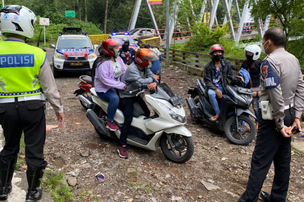 Satlantas Polres Batu memberikan nasehat kepada pengendara motor di kawasan Cangar. (ist) - Operasi Patuh Semeru 2022, Satlantas Polres Batu Sisir Kawasan Perbatasan Batu Mojokerto